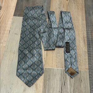 Giorgio Armani Men’s Blue Gray Geometric Patterned Tie 100% Pure Silk Career